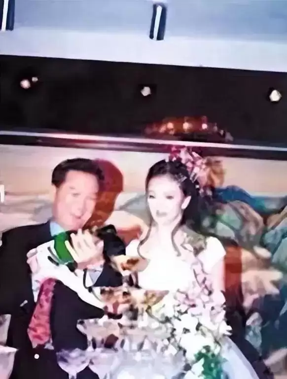 彻底不装了？百亿老公失联7年后 王艳还是走上了张柏芝老路