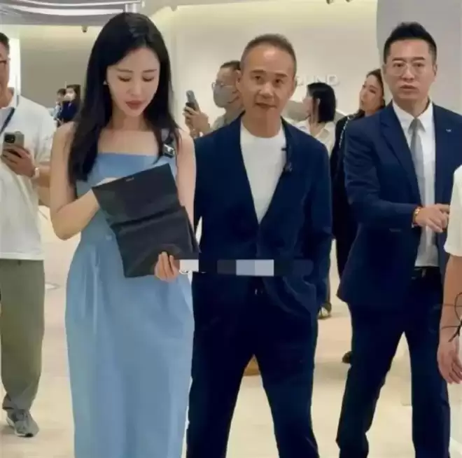 演都不演了！田朴珺删光王石合影，怒斥对方自私，眼神早就变了