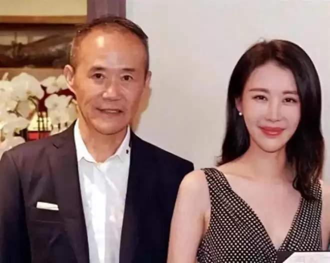 演都不演了！田朴珺删光王石合影，怒斥对方自私，眼神早就变了