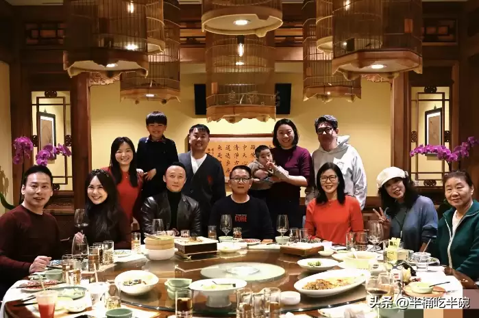 郎平在美国跨年 喝名酒吃高端菜 退休生活滋润