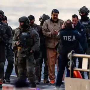 马杜洛戴手铐 重装押解至纽约联邦法院