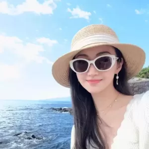 景甜白到发光的旅游照！雪肤玉貌珠圆玉润