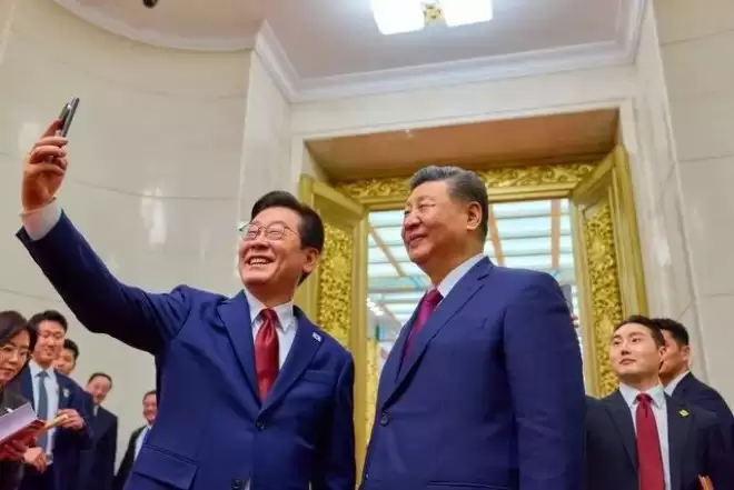 李在明拿小米手机与习近平自拍 喊：拍到人生代表作