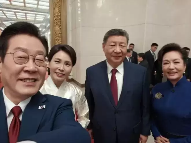 李在明拿小米手机与习近平自拍 喊：拍到人生代表作