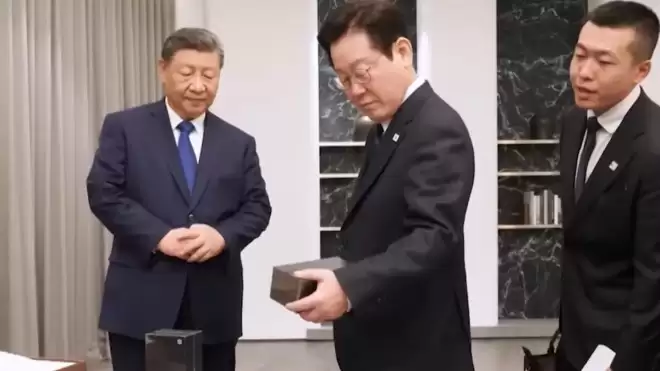 李在明拿小米手机与习近平自拍 喊：拍到人生代表作