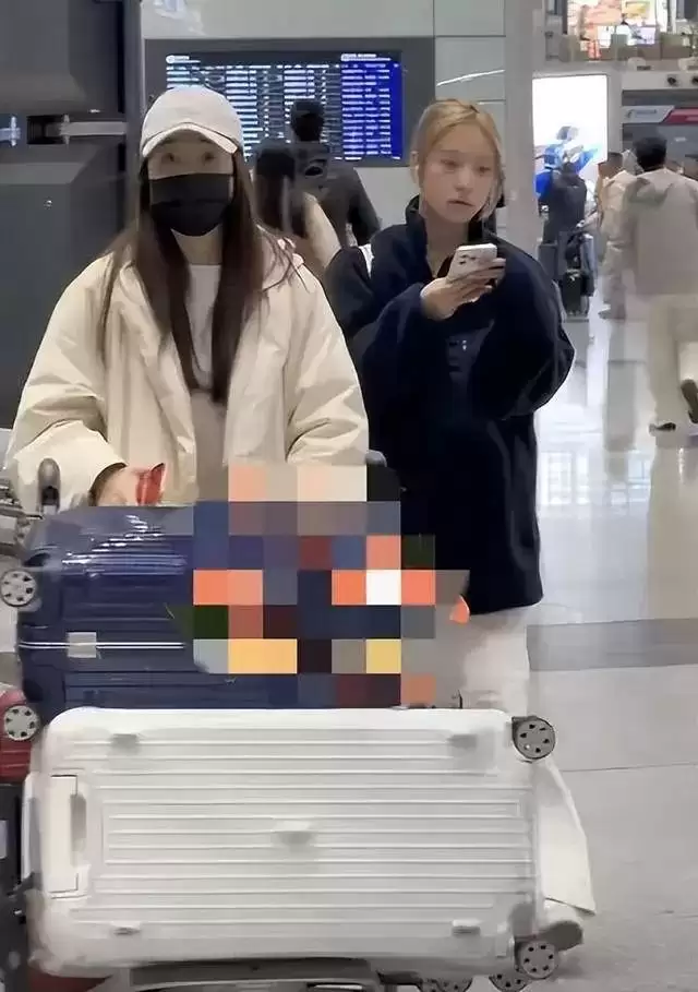 赵薇母女现身北京机场，15岁女儿一头黄毛