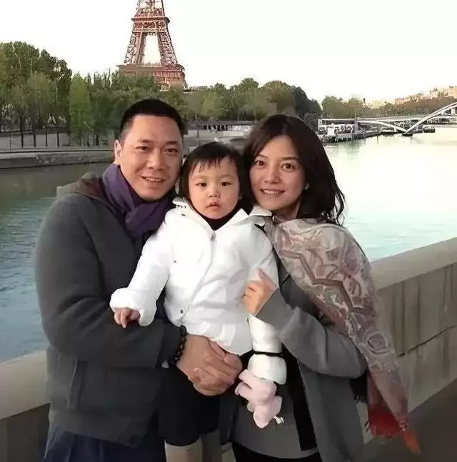 赵薇母女现身北京机场，15岁女儿一头黄毛
