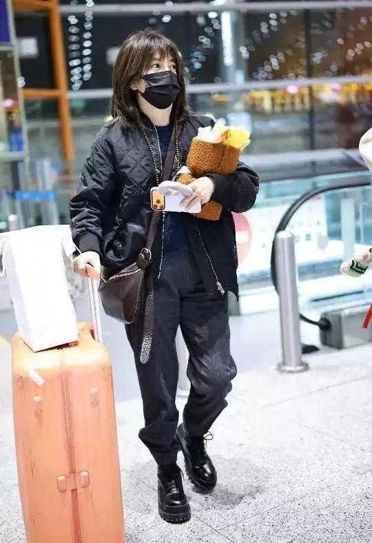赵薇母女现身北京机场，15岁女儿一头黄毛