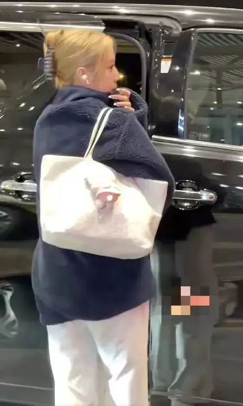 赵薇母女现身北京机场，15岁女儿一头黄毛