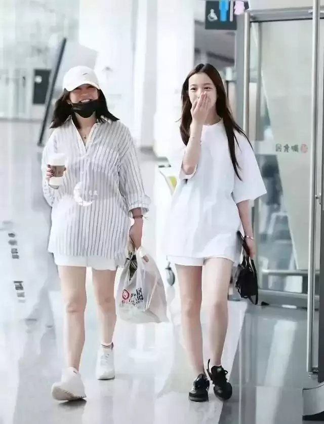 赵薇母女现身北京机场，15岁女儿一头黄毛