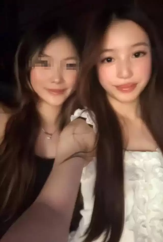 赵薇母女现身北京机场，15岁女儿一头黄毛