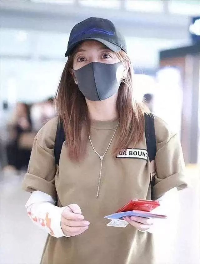 赵薇母女现身北京机场，15岁女儿一头黄毛