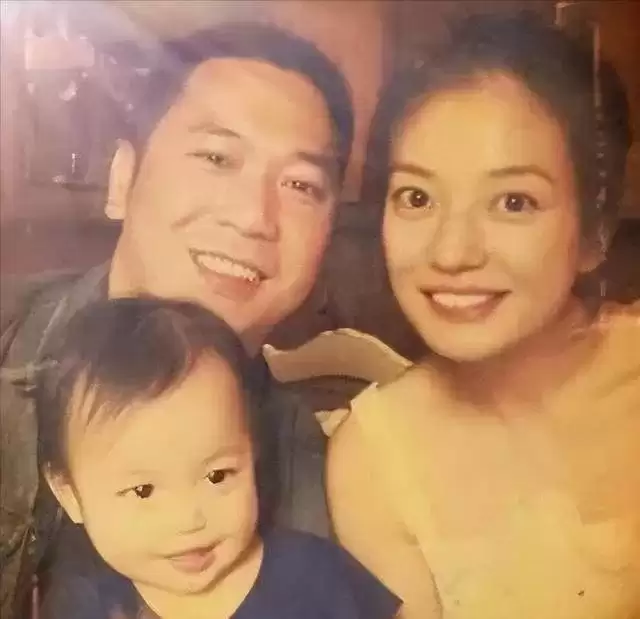 赵薇母女现身北京机场，15岁女儿一头黄毛