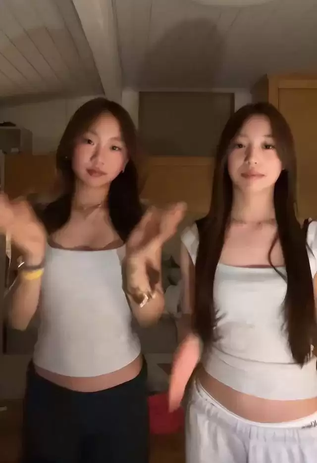 赵薇母女现身北京机场，15岁女儿一头黄毛