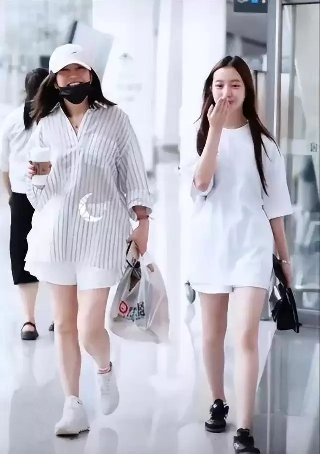 赵薇母女现身北京机场，15岁女儿一头黄毛