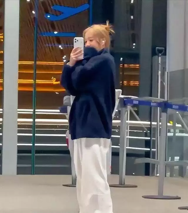 赵薇母女现身北京机场，15岁女儿一头黄毛