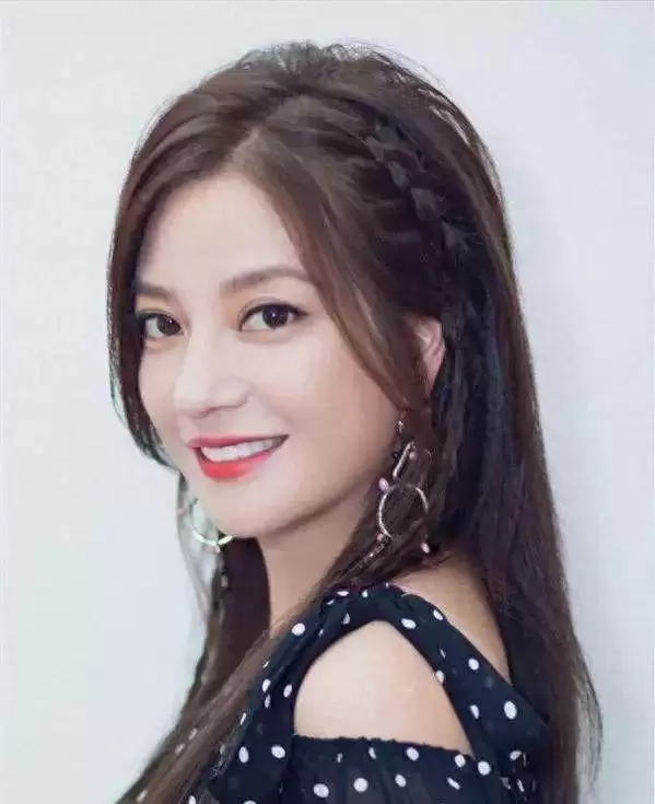 赵薇母女现身北京机场，15岁女儿一头黄毛