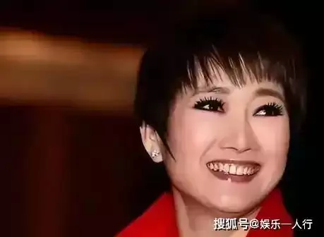 77岁王刚现状：拄拐颤巍巍，儿子未成年....