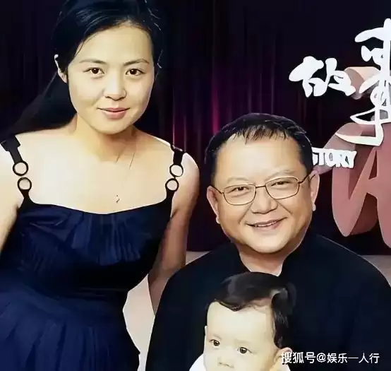 77岁王刚现状：拄拐颤巍巍，儿子未成年....
