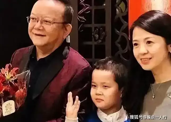 77岁王刚现状：拄拐颤巍巍，儿子未成年....