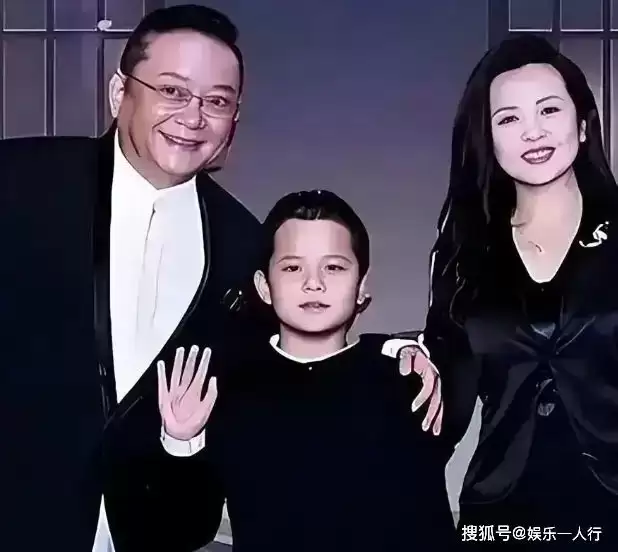 77岁王刚现状：拄拐颤巍巍，儿子未成年....