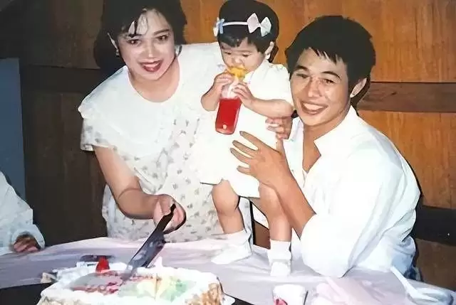 李连杰和利智合照公开，发现他们已老的难以想象