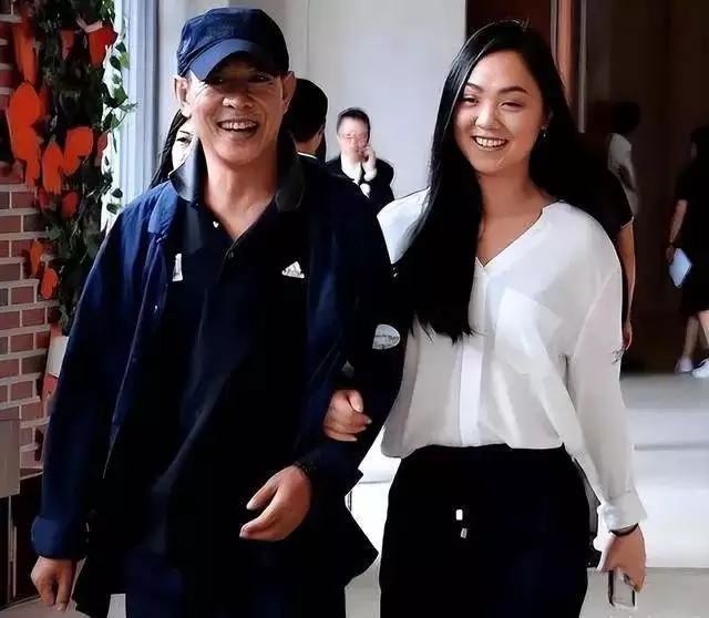 李连杰和利智合照公开，发现他们已老的难以想象