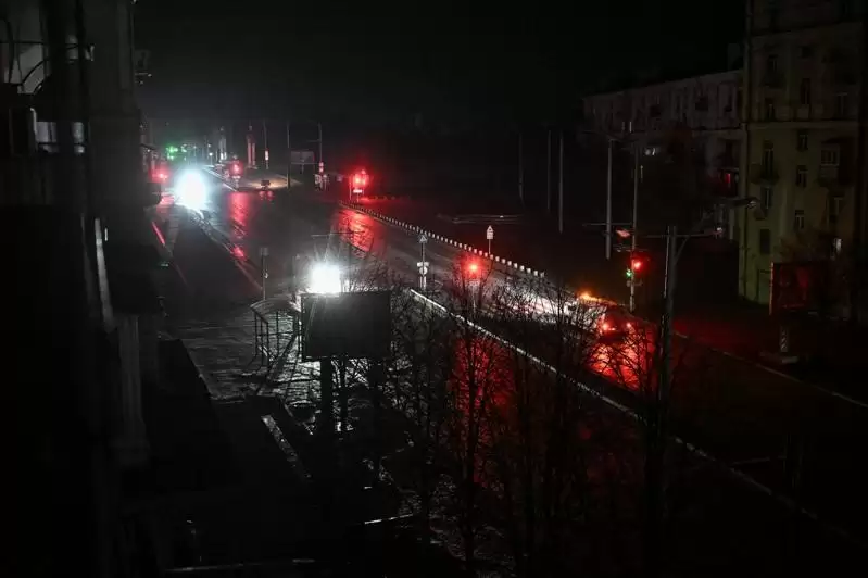俄军空袭乌克兰能源设施 百万民众寒冬没水电无暖气