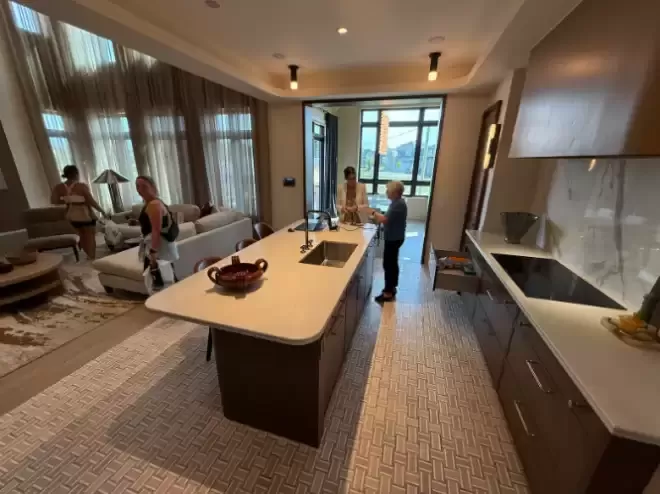 爽翻! 安省女子中头奖: 豪宅+奔驰+入住大礼包! 价值$370万!