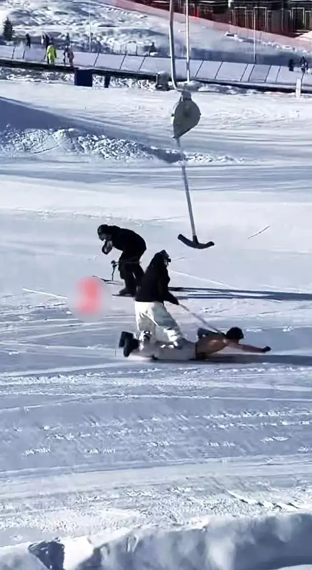 男子被女子拴脖踩着滑雪，滑雪场回应....
