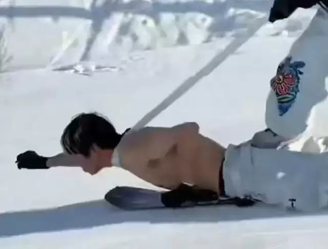 男子被女子拴脖踩着滑雪，滑雪场回应....