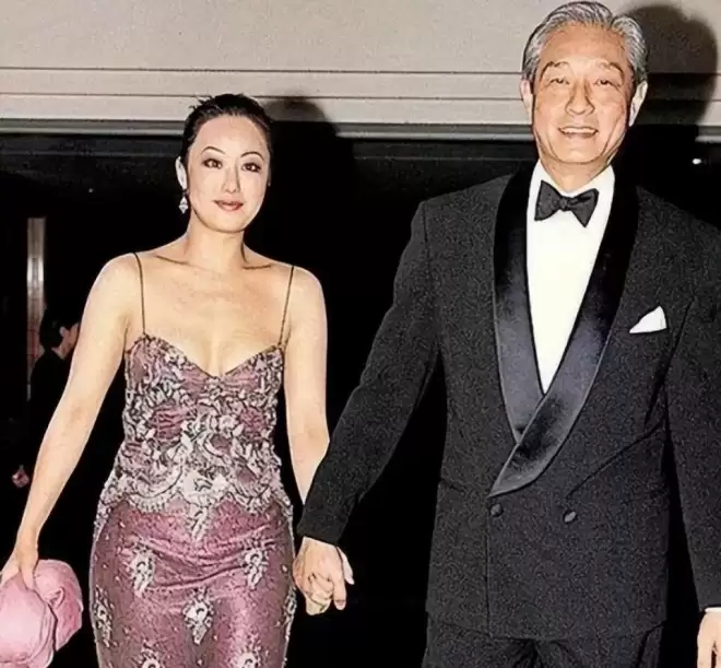 钟镇涛因前妻章小惠败光的体面，竟被21岁女儿找了回来