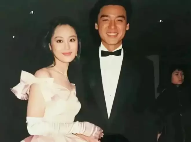 钟镇涛因前妻章小惠败光的体面，竟被21岁女儿找了回来