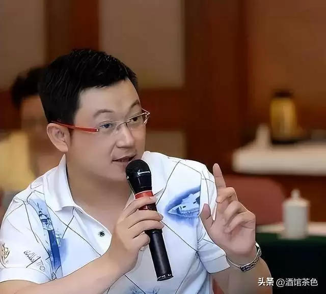 她出道20年不温不火，丈夫是上海百亿总裁