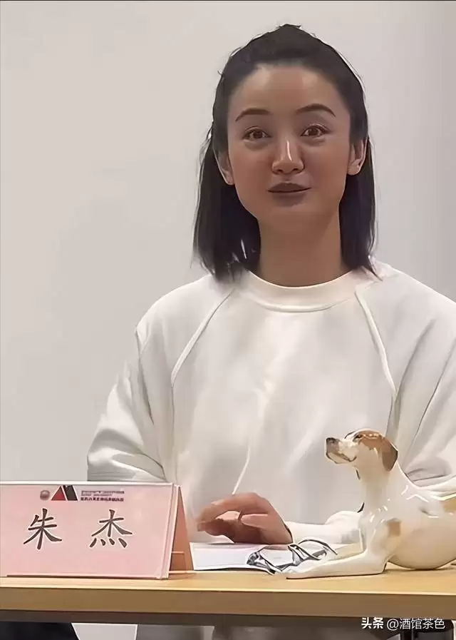 她出道20年不温不火，丈夫是上海百亿总裁
