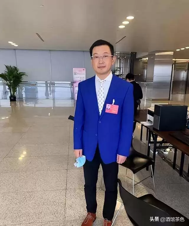 她出道20年不温不火，丈夫是上海百亿总裁