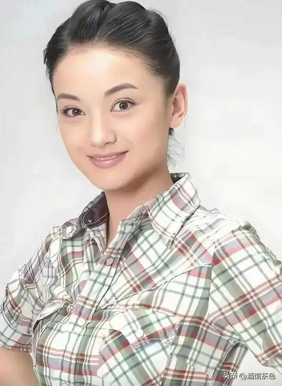 她出道20年不温不火，丈夫是上海百亿总裁