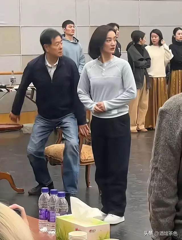 她出道20年不温不火，丈夫是上海百亿总裁