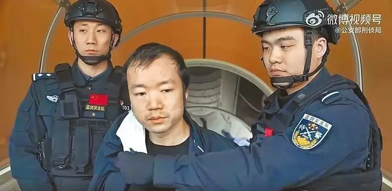 中特警押解“太子集团”陈志  他下机时被脱头套很狼狈