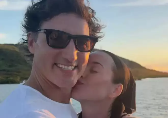 这是真甜！54岁前总理与水果姐度假晒照，贴脸一吻太抢镜