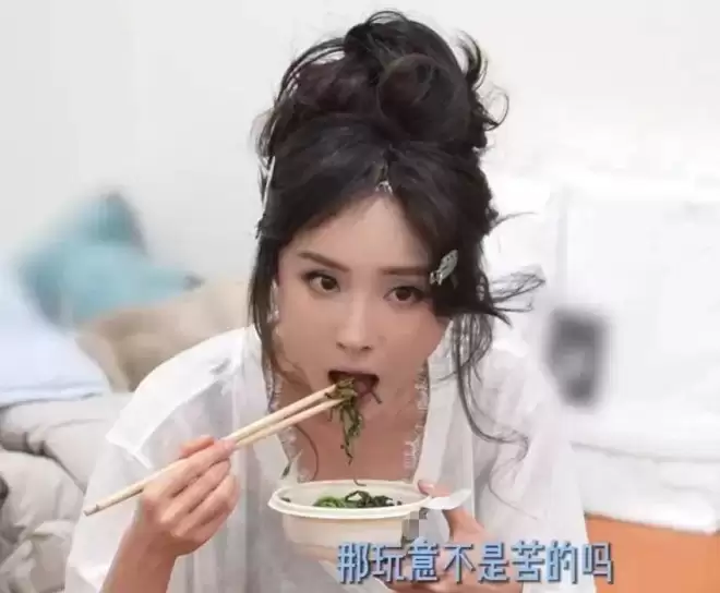 杨幂最新露面脸部浮肿僵硬，疑似医美没恢复