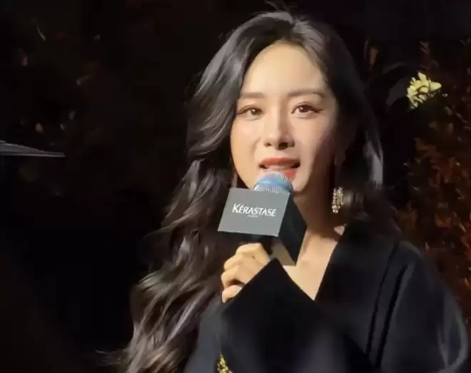 杨幂最新露面脸部浮肿僵硬，疑似医美没恢复