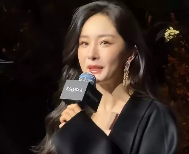 杨幂最新露面脸部浮肿僵硬，疑似医美没恢复