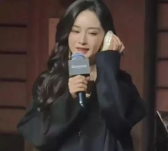 杨幂最新露面脸部浮肿僵硬，疑似医美没恢复
