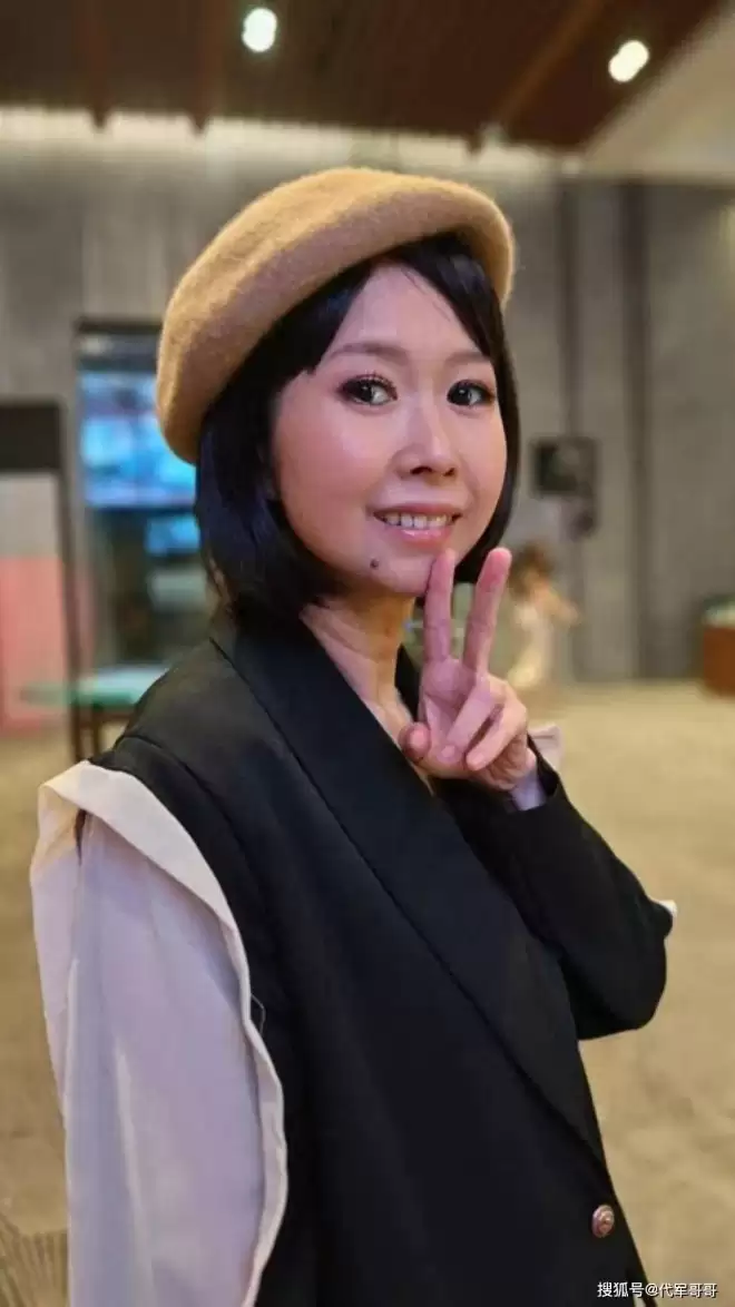 又一位45岁女歌手不幸去世，留下7岁女儿孤独生活