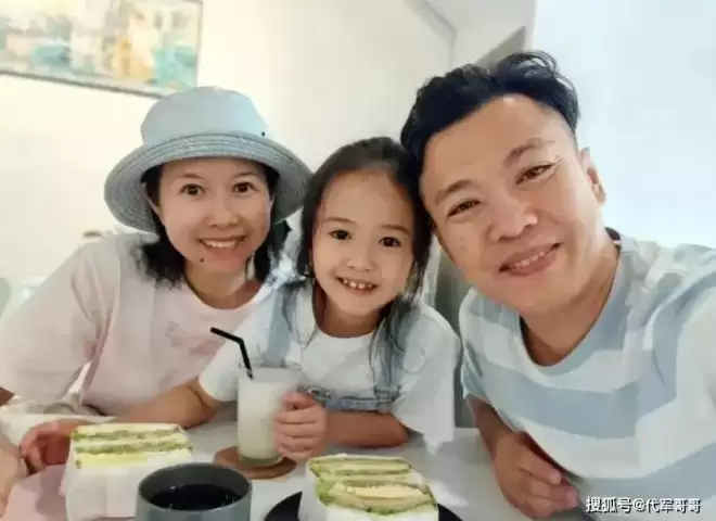又一位45岁女歌手不幸去世，留下7岁女儿孤独生活