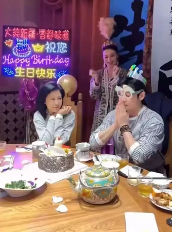 陆毅在新疆庆50岁生日，俩女儿花1000块买礼物