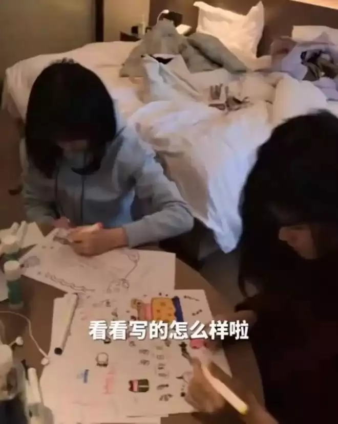 陆毅在新疆庆50岁生日，俩女儿花1000块买礼物