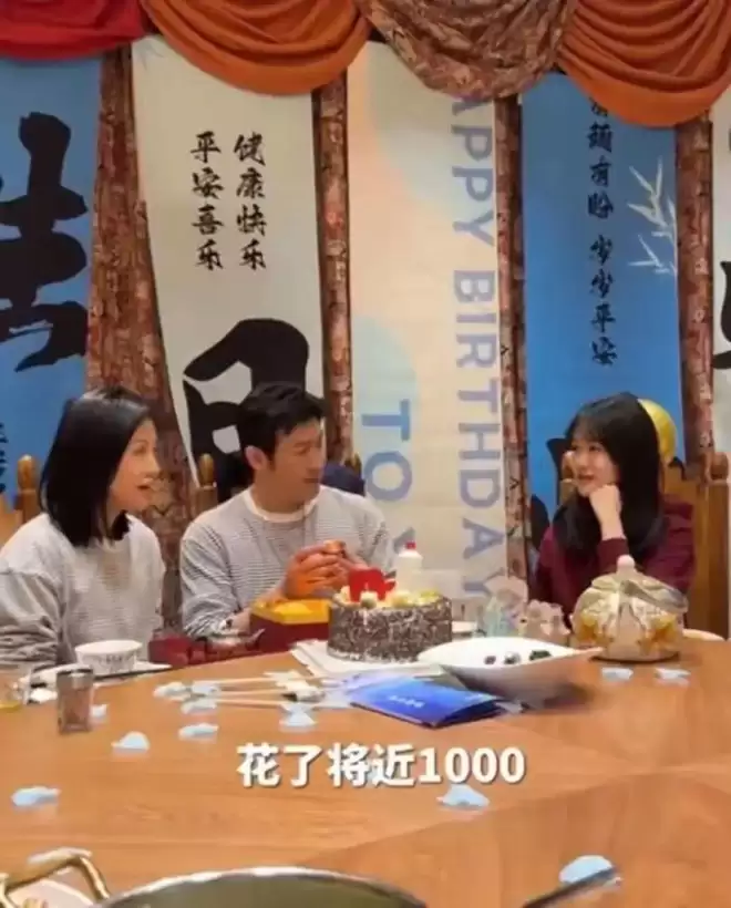 陆毅在新疆庆50岁生日，俩女儿花1000块买礼物