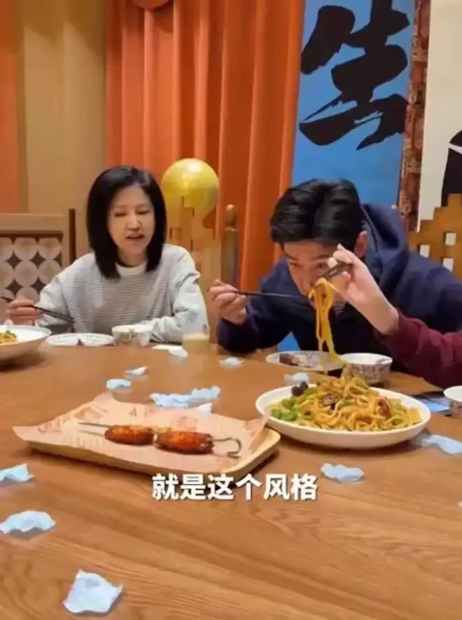 陆毅在新疆庆50岁生日，俩女儿花1000块买礼物